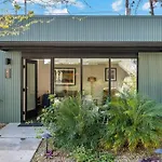Refreshing 2-Bedroom Apartment - 80 Walkscore!